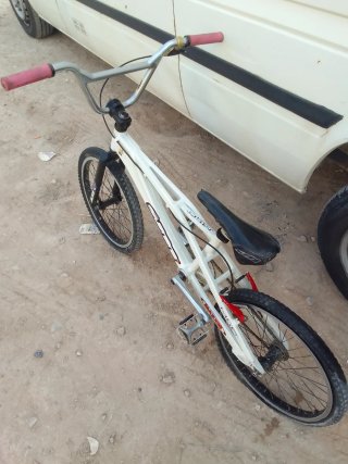 Bicicleta BMX blanca