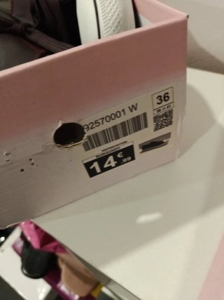 Zapatillas deportivas burdeos y blancas