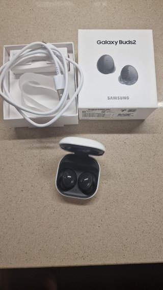 Auriculares Samsung Buds 2 Negros y Blancos