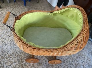 Minicuna de mimbre con ruedas