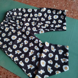 Pantalón estampado huevos fritos talla L