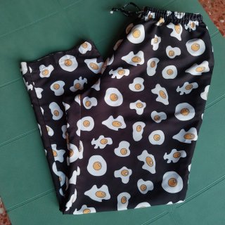 Pantalón estampado huevos fritos talla L