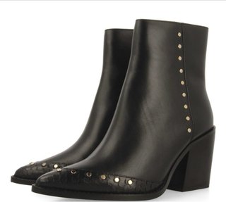 Botines negros con tachuelas