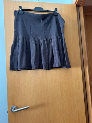 Falda gris plisada