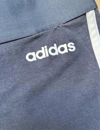 Pantalón Adidas azul con rayas