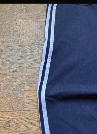 Pantalón Adidas azul con rayas