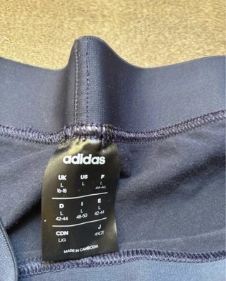 Pantalón Adidas azul con rayas