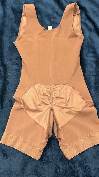 Faja moldeadora beige con tirantes ajustables