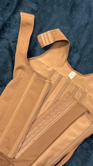 Faja moldeadora beige con tirantes ajustables