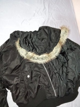 Chaqueta bomber negra con capucha de pelo
