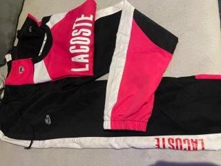 Conjunto deportivo Lacoste negro y fucsia