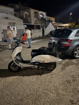 Scooter 49cc Negra y Plateada