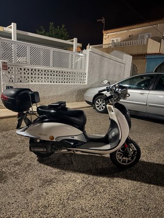 Scooter 49cc Negra y Plateada