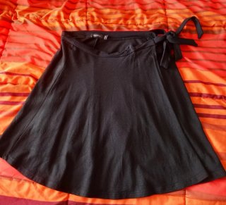 Falda cruzada con lazo Bershka