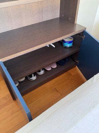 Estantería de madera con baldas y mueble de madera