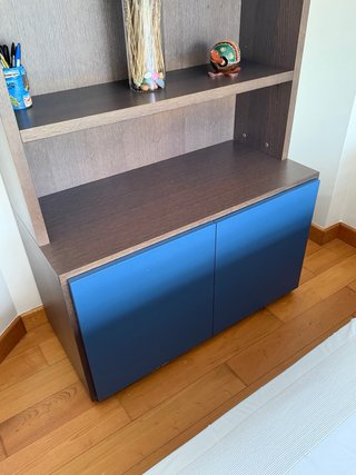 Estantería de madera con baldas y mueble de madera