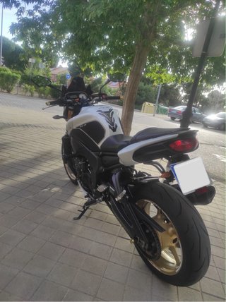 Yamaha FZ8N Naked Blanca y Negra