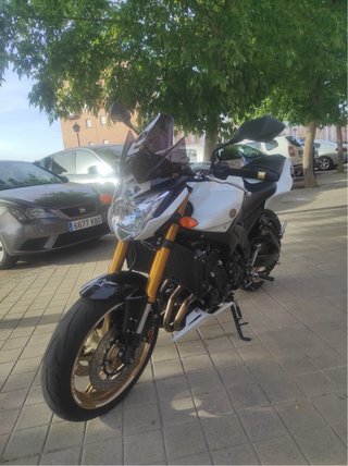 Yamaha FZ8N Naked Blanca y Negra