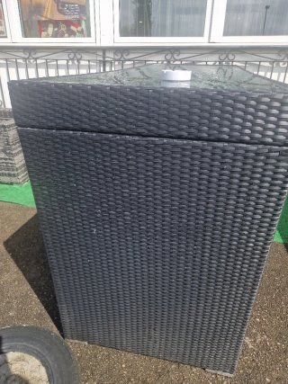 Mesa alta con cristal y taburetes