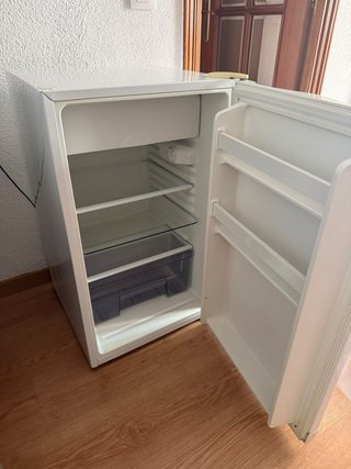 Nevera pequeña blanca