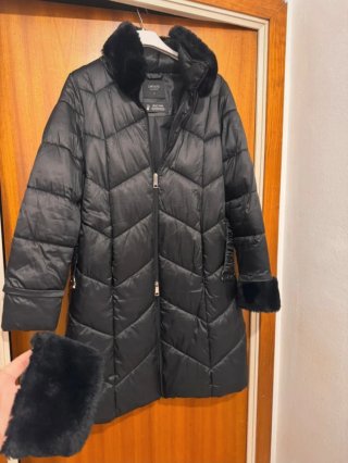 Abrigo Negro Defacto con Detalles Peludos