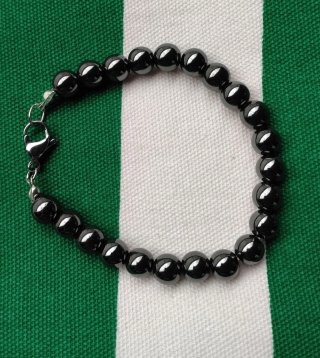 Pulsera de cuentas negras y cierre plateado