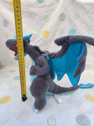 Pelúcia Pokémon Mega Charizard X Pokémon Center