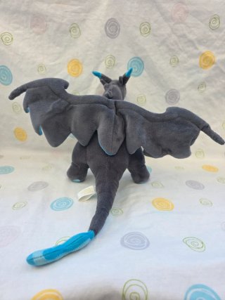 Pelúcia Pokémon Mega Charizard X Pokémon Center