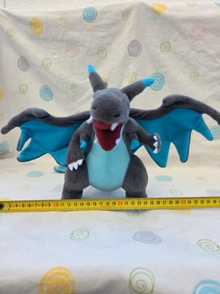 Pelúcia Pokémon Mega Charizard X Pokémon Center