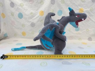 Pelúcia Pokémon Mega Charizard X Pokémon Center