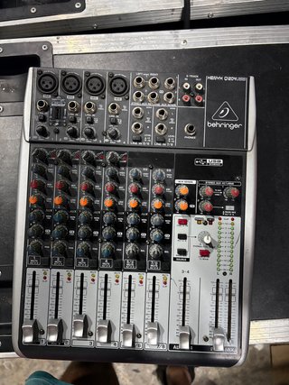Mesa de mezclas Behringer Xenyx Q1204USB