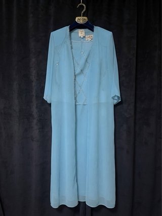 Vestido de fiesta azul con chaqueta