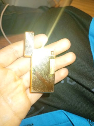 Elegante mechero dorado