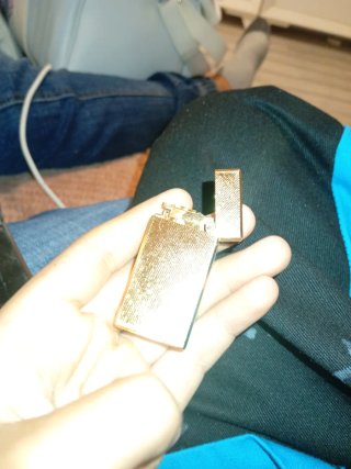 Elegante mechero dorado