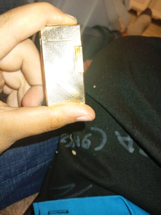 Elegante mechero dorado