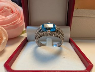 Anillo antiguo con piedra azul