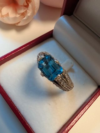 Anillo antiguo con piedra azul