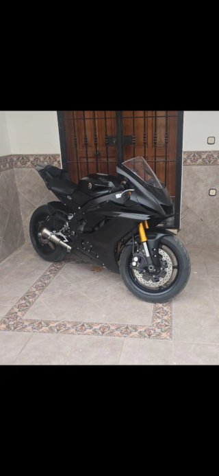 Yamaha R6 RACE Negra