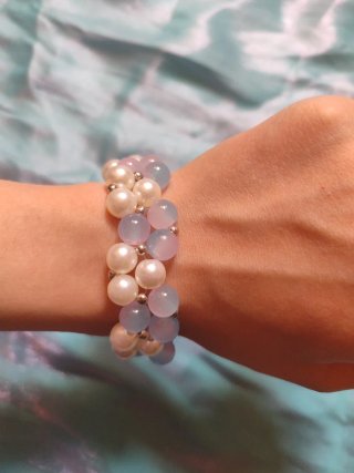 Pulsera artesanal de perlas y piedras
