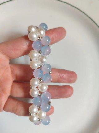 Pulsera artesanal de perlas y piedras