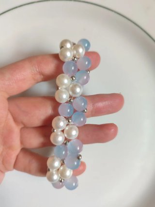 Pulsera artesanal de perlas y piedras