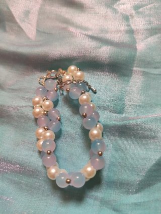 Pulsera artesanal de perlas y piedras
