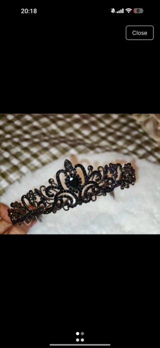 Tiara negra con cristales morados