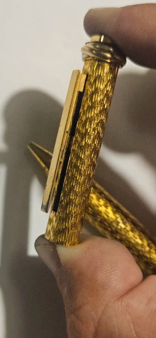 ​Bolígrafo Cartier Chapado en Oro y Tres oros.