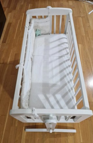 Minicuna de madera blanca