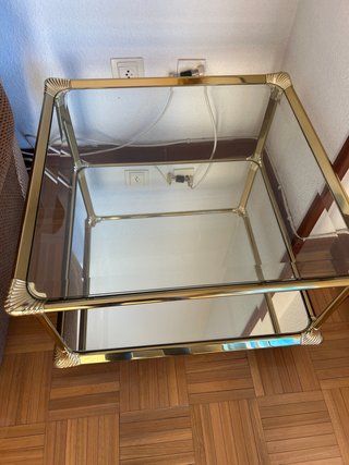 Mesa auxiliar cristal y metal dorado