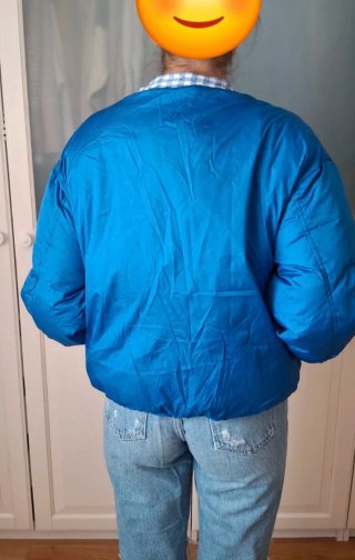 Chaqueta plumífero azul eléctrico ligera