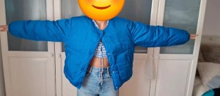 Chaqueta plumífero azul eléctrico ligera