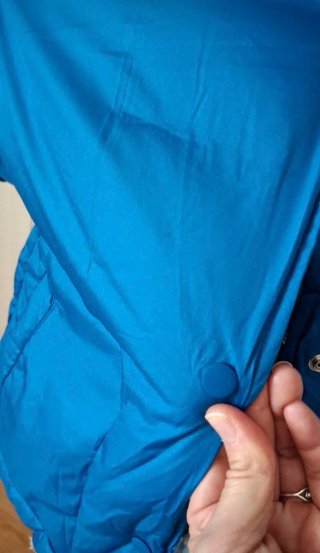 Chaqueta plumífero azul eléctrico ligera