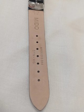 Cinturino Mido in pelle nera effetto coccodrillo